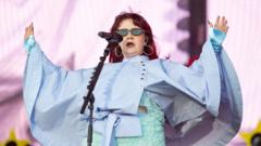 Zangeres CMAT reageert bedroefd op body-shaming na optreden Radio 1 festival (Picture by: ichef.bbci.co.uk)