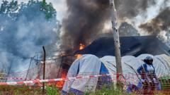 Woedende menigte steekt ebola-isolatietenten in brand in Congo (Picture by: ichef.bbci.co.uk)