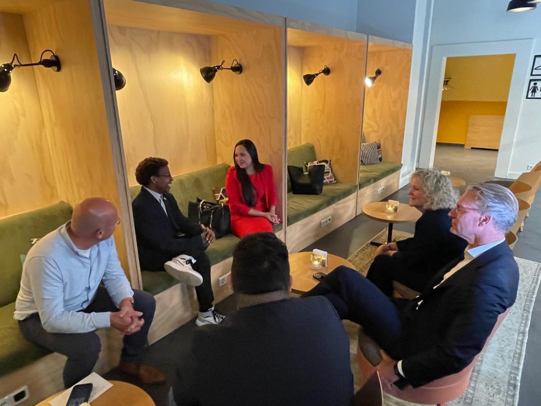 Minister Croes versterkt samenwerking met NHL Stenden voor meer studiekansen voor Aruba Minister Croes versterkt samenwerking met NHL Stenden voor meer studiekansen voor Aruba