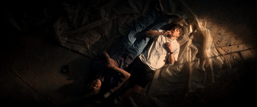 Acteurs van ‘Leviticus’ over het spelen van homoseksuele tieners in conversietherapie-horrorfilm Acteurs van 'Leviticus' over het spelen van homoseksuele tieners in conversietherapie-horrorfilm (Picture by: variety.com)