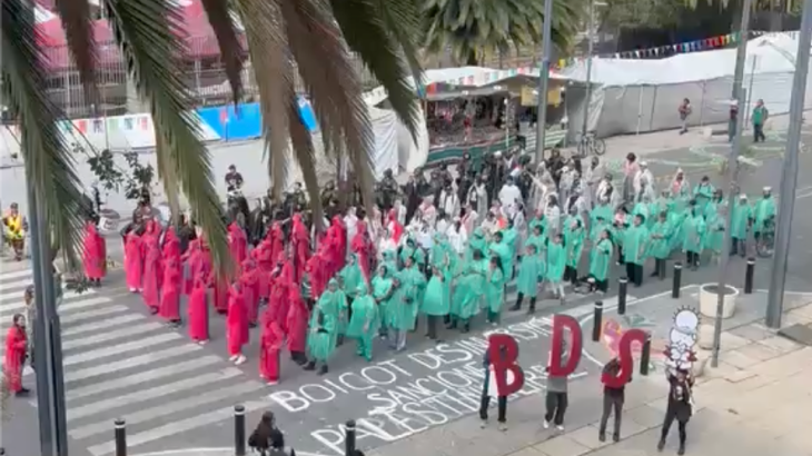 Activisten vormen menselijke Palestijnse vlag bij opening WK 2026 in Mexico-Stad Activisten vormen menselijke Palestijnse vlag bij opening WK 2026 in Mexico-Stad (Picture by: aljazeera.com)
