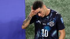 Almiron eerste speler ooit uitgesloten voor afdekken mond op WK (Picture by: ichef.bbci.co.uk)