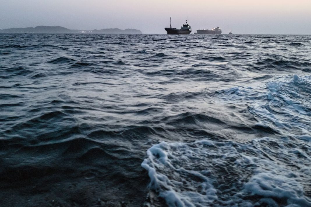 Amerikaanse raffinaderijen mogen voor het eerst in decennia Iraanse olie kopen Amerikaanse raffinaderijen mogen voor het eerst in decennia Iraanse olie kopen (Picture by: assets.bwbx.io)
