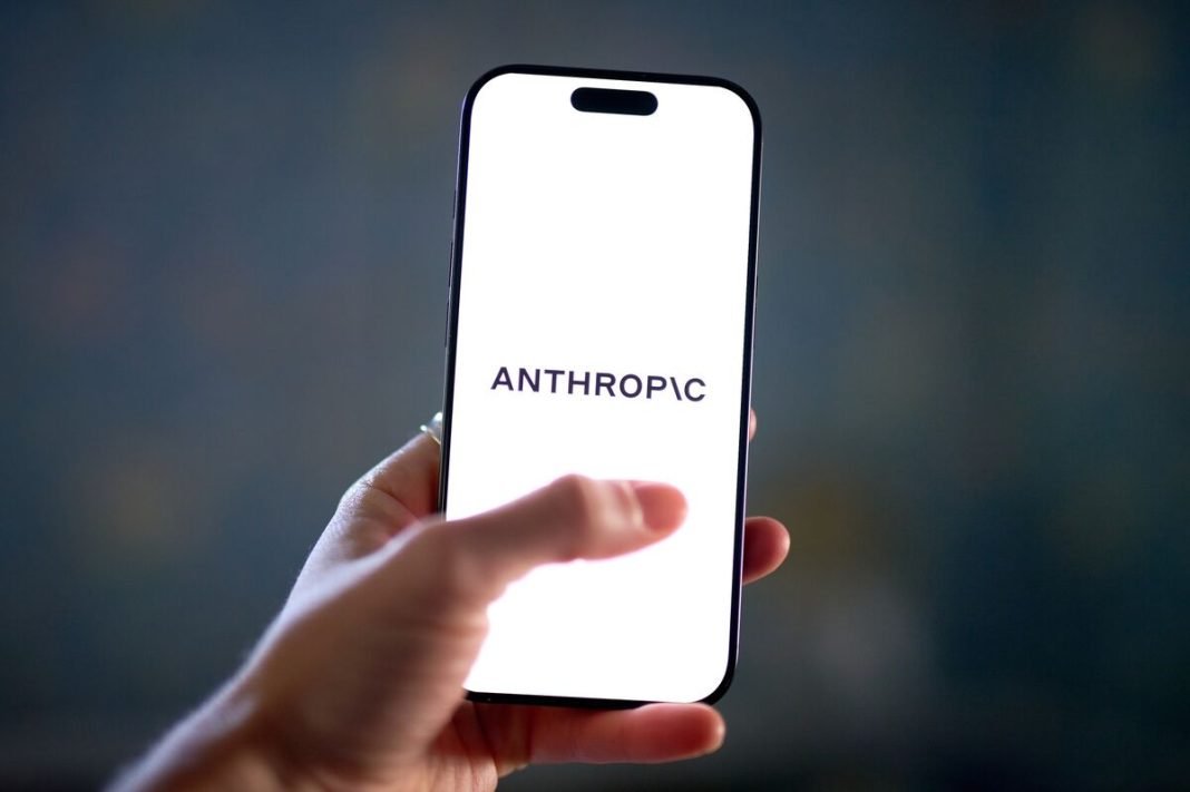 Anthropic dient vertrouwelijk beursaanvraag in en neemt het op tegen OpenAI Anthropic dient vertrouwelijk beursaanvraag in en neemt het op tegen OpenAI (Picture by: assets.bwbx.io)