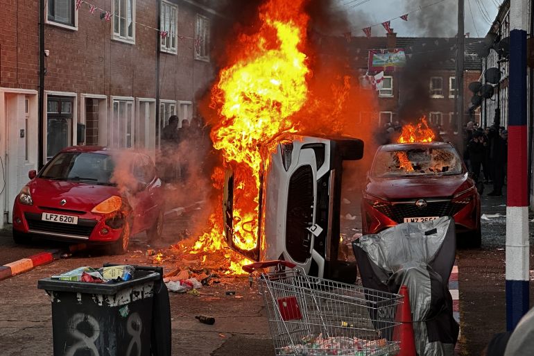 Anti-immigratieprotesten in Belfast na steekpartij: voertuigen en gebouwen in brand Anti-immigratieprotesten in Belfast na steekpartij: voertuigen en gebouwen in brand (Picture by: aljazeera.com)