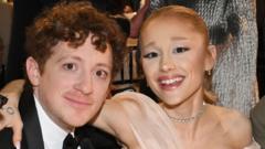 Ariana Grande en Ethan Slater uit elkaar na bijna drie jaar samen Ariana Grande en Ethan Slater uit elkaar na bijna drie jaar samen (Picture by: ichef.bbci.co.uk)