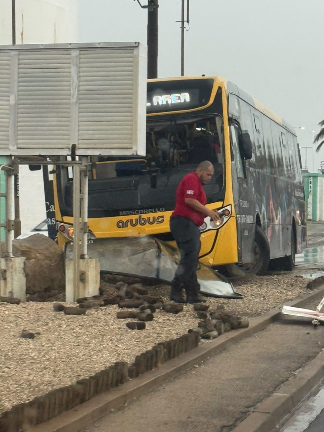 Arubus-bus betrokken bij verkeersongeval nabij Citgo Boulevard (Picture by: 24ora.com)