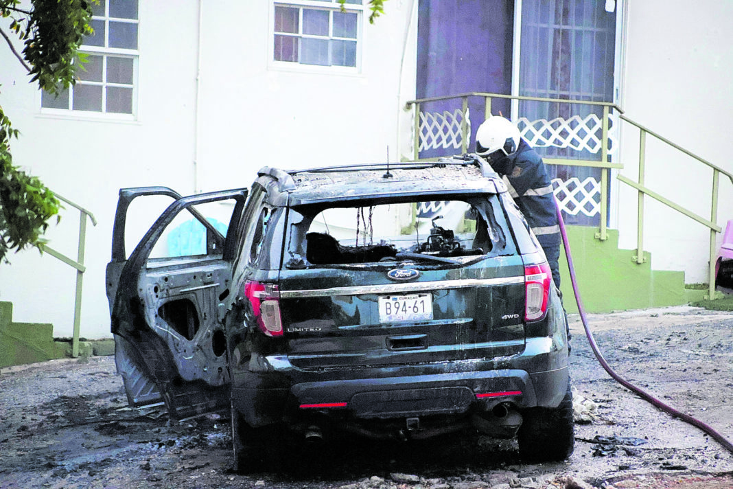 Auto in brand in woonwijk op Curaçao (Picture by: extra.cw)