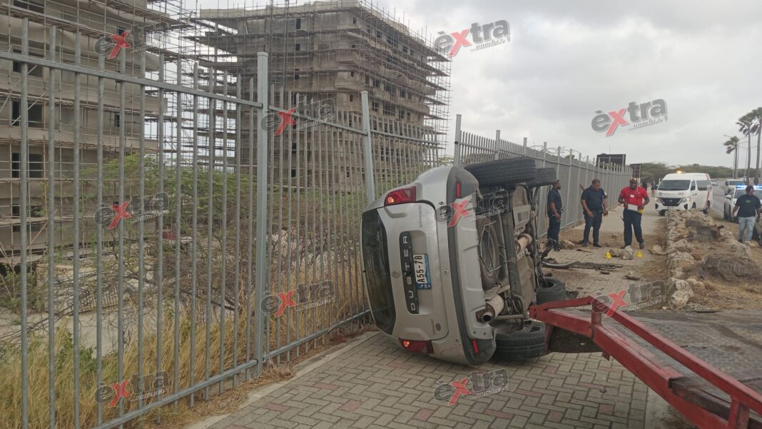 Auto kantelt na aanrijding op Helmin Wiels Boulevard in Willemstad (Picture by: extra.cw)