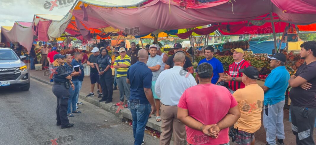 Autoriteiten sluiten fruit- en groentebootjes bij Sha Caprileskade in Willemstad (Picture by: extra.cw)