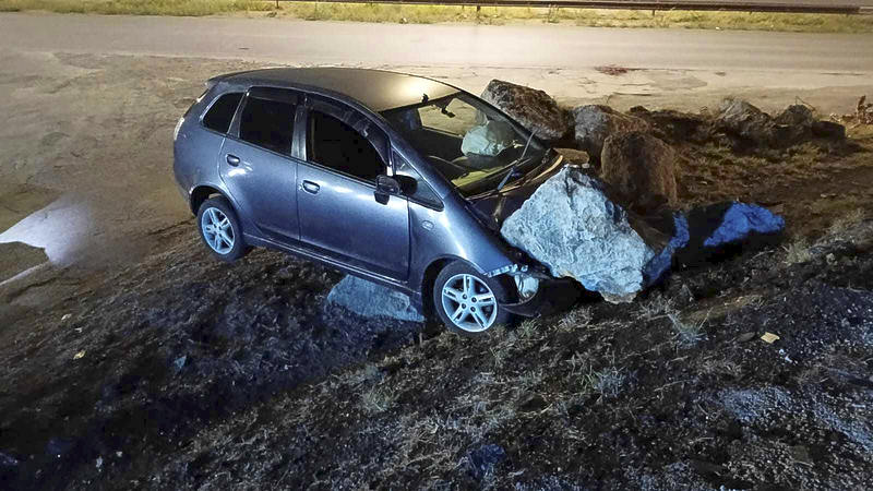 Bestuurder verliest controle en botst tegen rotsen op Curaçao (Picture by: extra.cw)