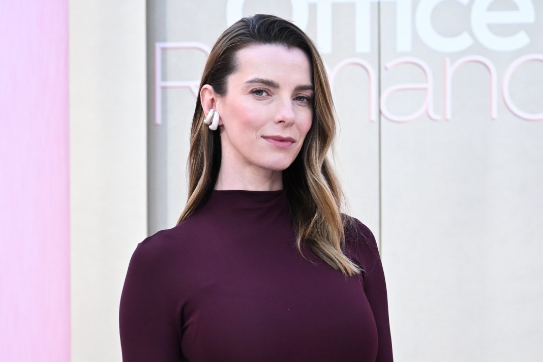 Betty Gilpin over bevalscène in ‘Office Romance’: ‘Ik was behoorlijk zenuwachtig’ Betty Gilpin over bevalscène in 'Office Romance': 'Ik was behoorlijk zenuwachtig' (Picture by: variety.com)