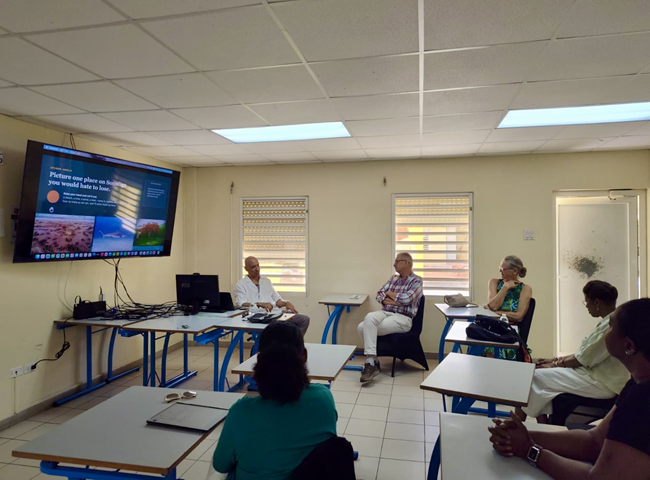 Bewoners Sint Maarten stellen gezamenlijke milieurechtenverklaring op tijdens boekenbeurs Bewoners Sint Maarten stellen gezamenlijke milieurechtenverklaring op tijdens boekenbeurs (Picture by: 721news.com)