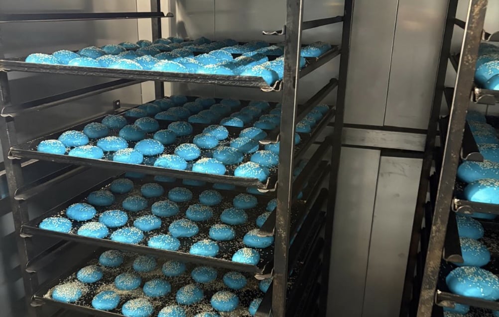 Blue Wave ook op het bord: blauwe burgers en johnny cakes voor WK-supporters (Picture by: nu.cw)