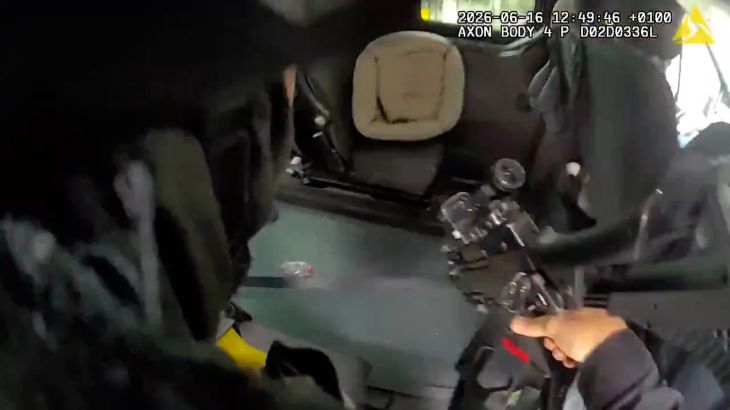 Bodycambeelden: bestuurder biedt gewapende agent lift aan tijdens achtervolging (Picture by: aljazeera.com)