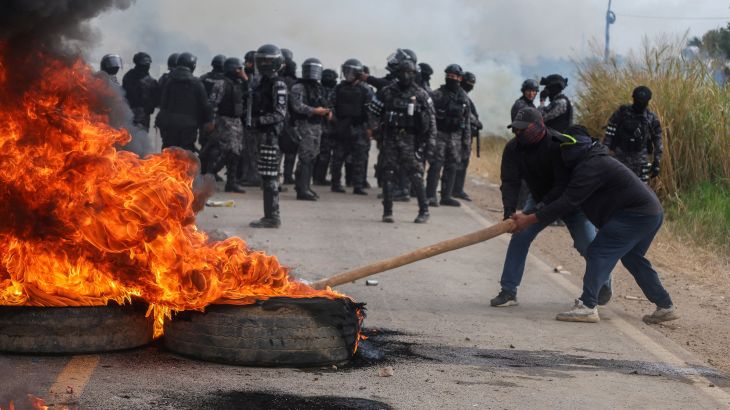 Bolivia zet leger in tegen protesterende burgers tijdens zwaarste economische crisis in decennia Bolivia zet leger in tegen protesterende burgers tijdens zwaarste economische crisis in decennia (Picture by: aljazeera.com)