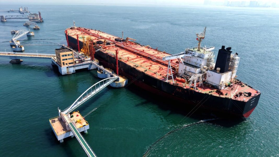 Chinese olie-invoer daalt verder in juni naar laagste niveau in bijna tien jaar (Picture by: assets.bwbx.io)
