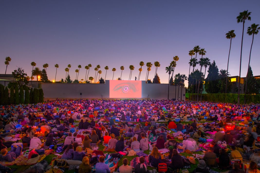 Cinespia viert 25-jarig jubileum met nostalgische filmvertoningen onder de sterren Cinespia viert 25-jarig jubileum met nostalgische filmvertoningen onder de sterren (Picture by: variety.com)
