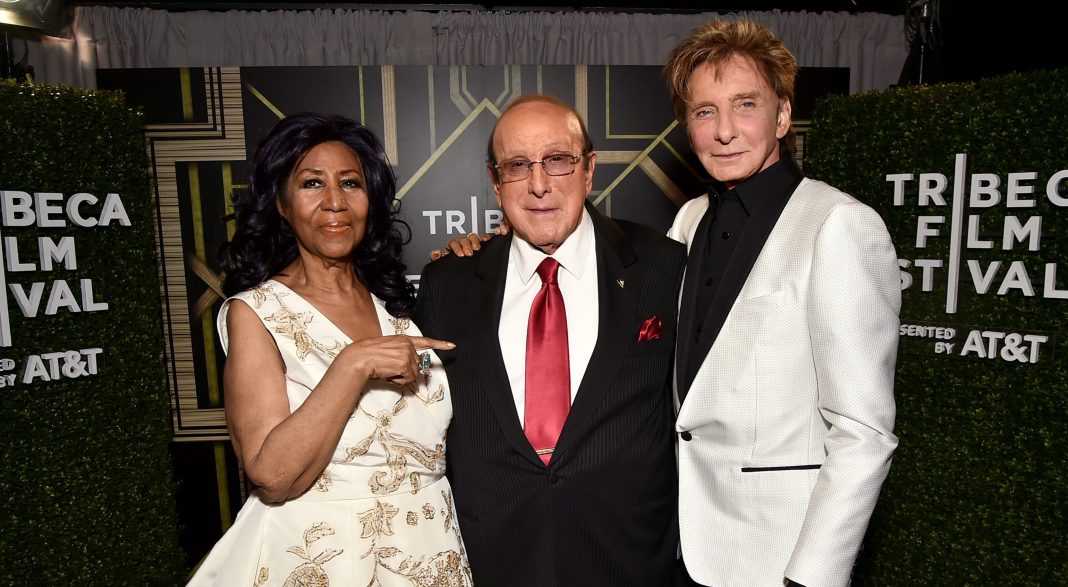 Clive Davis: de man die de muziekindustrie veranderde zonder ooit een noot te spelen Clive Davis: de man die de muziekindustrie veranderde zonder ooit een noot te spelen (Picture by: variety.com)