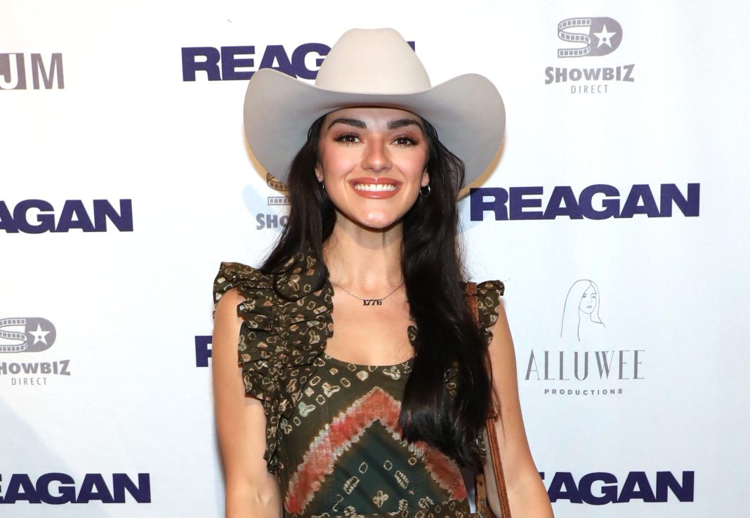 Country-zangeres Alexis Wilkins verdedigt optreden bij evenement in Washington D.C. Country-zangeres Alexis Wilkins verdedigt optreden bij evenement in Washington D.C. (Picture by: variety.com)