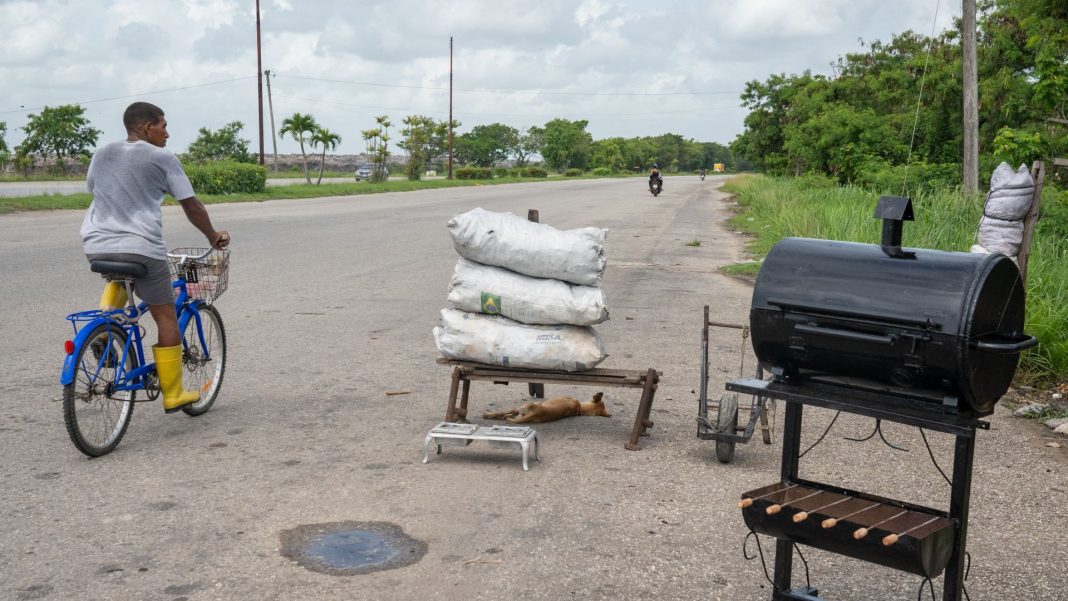 Cuba worstelt met energiecrisis: van houtskool tot zonnepanelen (Picture by: aljazeera.com)