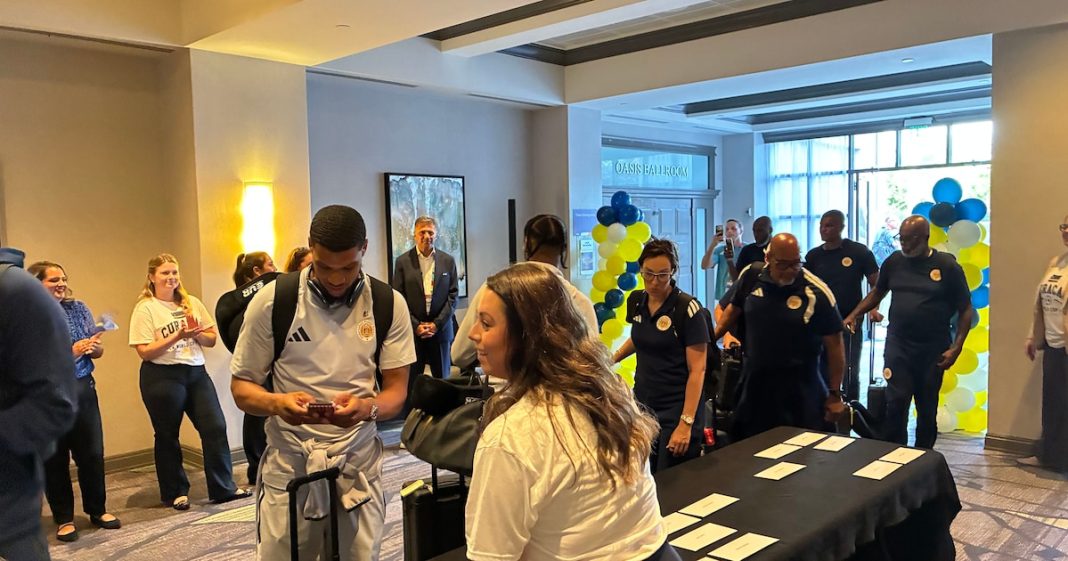 Curaçaos voetbalelftal arriveert in aanloop naar oefeninterland tegen Duitsland (Photo by: ad.nl)