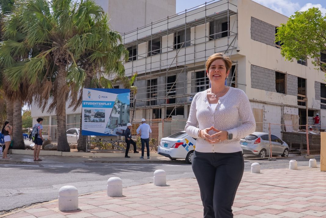 Nieuw en modern complex voor winkels en studenten moet eind dit jaar klaar zijn in Oranjestad Nieuw en modern complex voor winkels en studenten moet eind dit jaar klaar zijn in Oranjestad