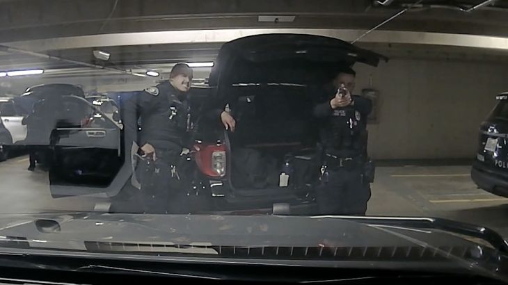 Dashcambeelden tonen hoe Amerikaanse agent per ongeluk collega neerschiet tijdens ‘geintje’ Dashcambeelden tonen hoe Amerikaanse agent per ongeluk collega neerschiet tijdens 'geintje' (Picture by: aljazeera.com)