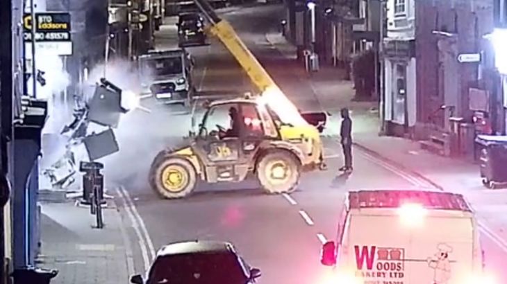 Dieven roven geldautomaat in minder dan vier minuten met bulldozer Dieven roven geldautomaat in minder dan vier minuten met bulldozer (Picture by: aljazeera.com)
