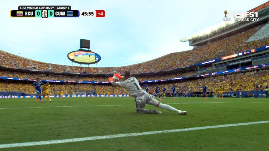 Doelman Eloy Room houdt Curaçao op gelijke stand tegen Ecuador in WK-kwalificatie (Photo by: foxsports.com)
