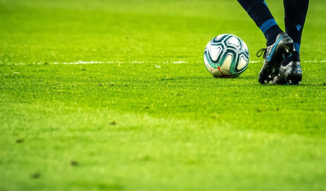 Duitse en Curaçaose voetballers bidden samen na WK-wedstrijd (Photo by: christianpost.com)
