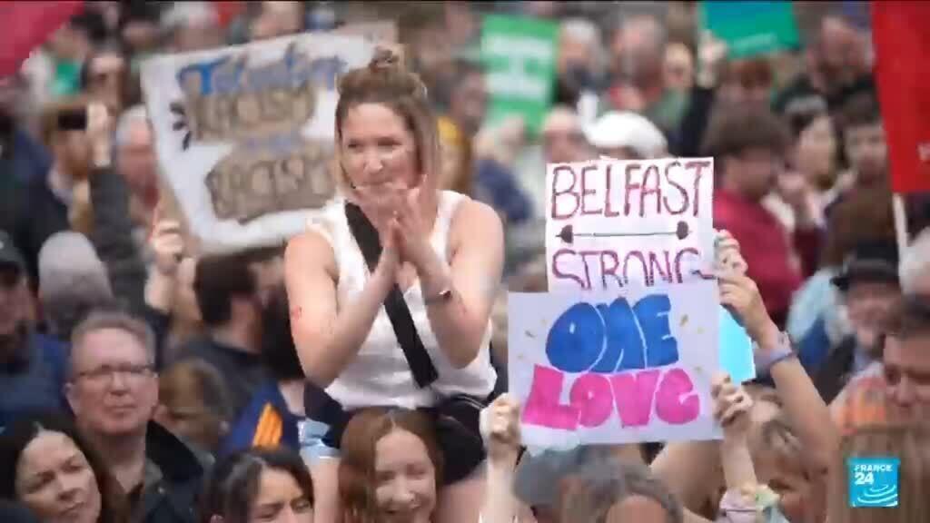 Duizenden demonstranten in Belfast tegen anti-immigrantenrellen na steekpartij Duizenden demonstranten in Belfast tegen anti-immigrantenrellen na steekpartij (Picture by: s.france24.com)