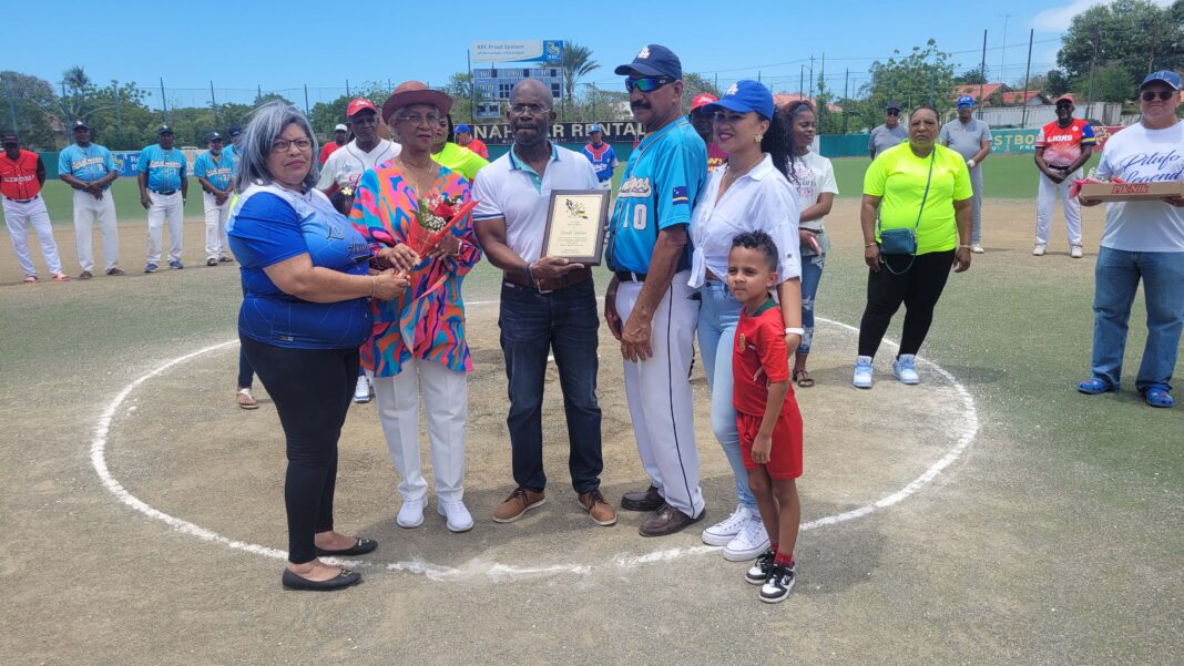 Eerbetoon aan softballegende Donny Balentina tijdens opening kampioenschap 2026 (Picture by: extra.cw)