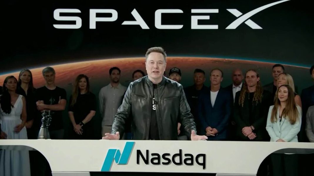 Elon Musk spreekt medewerkers toe op beursintroductiedag SpaceX (Picture by: assets.bwbx.io)