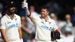 England in de problemen: gemiste vangsten en century Nicholls bezorgen Nieuw-Zeeland grote voorsprong England in de problemen: gemiste vangsten en century Nicholls bezorgen Nieuw-Zeeland grote voorsprong (Picture by: ichef.bbci.co.uk)