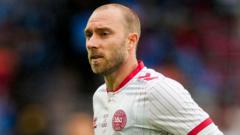Eriksen zakt opnieuw in elkaar tijdens interland, maar is buiten gevaar Eriksen zakt opnieuw in elkaar tijdens interland, maar is buiten gevaar (Picture by: ichef.bbci.co.uk)