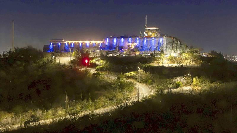 Fort Nassau verlicht in blauw als eerbetoon aan het Curaçaos voetbalelftal (Picture by: extra.cw)