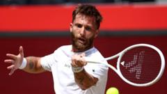 Franse tennisser Moutet verliest bijna volledige prijzengeld na vloeken in live tv-interview Franse tennisser Moutet verliest bijna volledige prijzengeld na vloeken in live tv-interview (Picture by: ichef.bbci.co.uk)