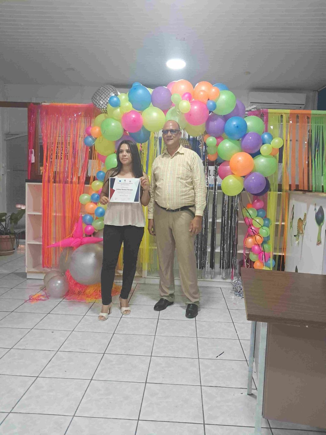 Fundacion Dominicana Arubanse reikt certificaten uit aan deelnemers Engelse taalcursus (Picture by: 24ora.com)