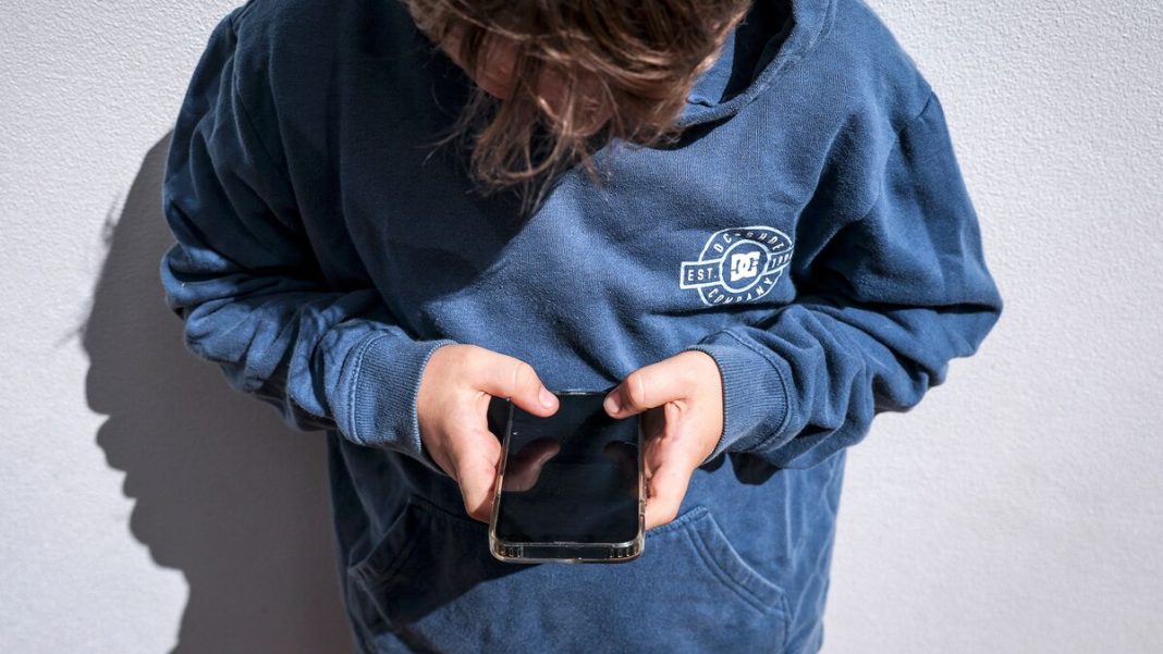 Groot-Brittannië verbiedt sociale media voor kinderen onder de 16 jaar Groot-Brittannië verbiedt sociale media voor kinderen onder de 16 jaar (Picture by: assets.bwbx.io)