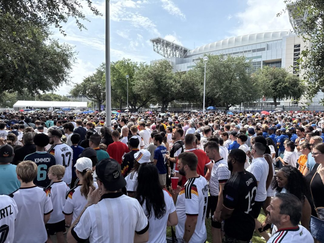 Houston verwelkomt eerste WK-voetbalwedstrijd te midden van hevige regenval (Photo by: houstonpublicmedia.org)
