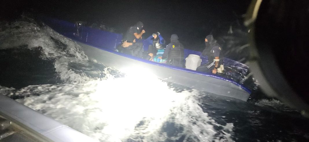 Kustwacht onderschept drugstransport nabij Aruba Kustwacht onderschept drugstransport nabij Aruba