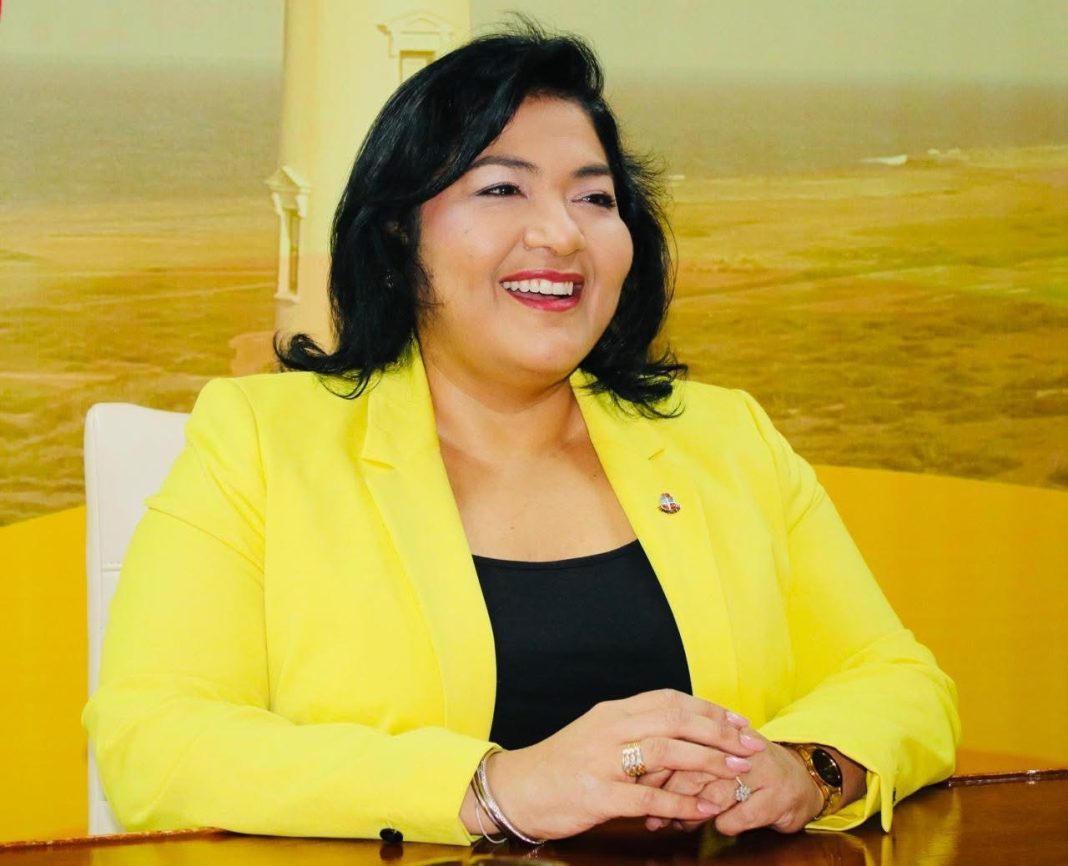 Xiomara Maduro feliciteert Cecilito Lopes met 40 jaar in de radiowereld op Aruba Xiomara Maduro feliciteert Cecilito Lopes met 40 jaar in de radiowereld op Aruba