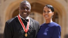 Idris Elba en Torvill en Dean ontvangen koninklijke onderscheidingen op Windsor Castle Idris Elba en Torvill en Dean ontvangen koninklijke onderscheidingen op Windsor Castle (Picture by: ichef.bbci.co.uk)