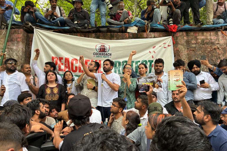 Indiase Gen Z ‘Kakkerlakkenbeweging’ protesteert in New Delhi voor aftreden onderwijsminister Indiase Gen Z 'Kakkerlakkenbeweging' protesteert in New Delhi voor aftreden onderwijsminister (Picture by: aljazeera.com)