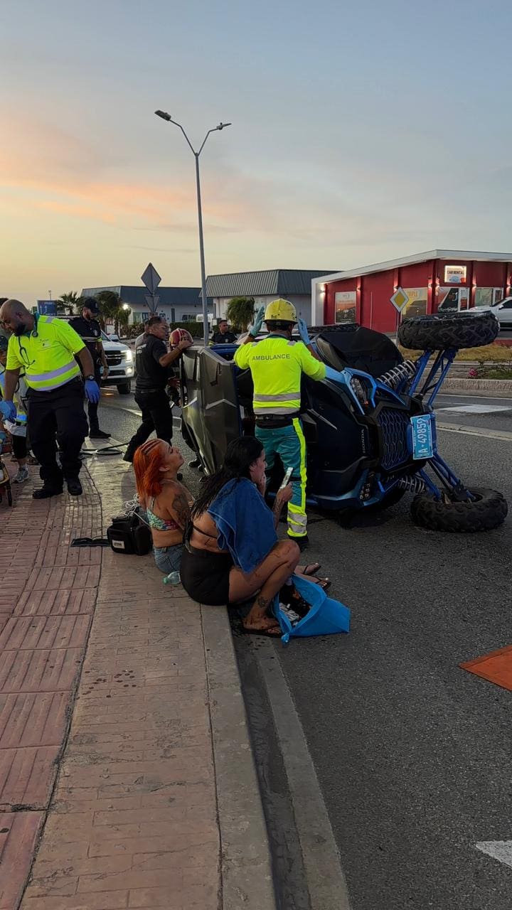 Inzittende gewond bij omslaan van UTV bij rotonde FCCA in Wayaca (Picture by: 24ora.com)