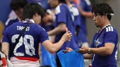 Japanse vrouwen aan stadionreinigers: doe dat ook thuis Japanse vrouwen aan stadionreinigers: doe dat ook thuis (Picture by: ichef.bbci.co.uk)