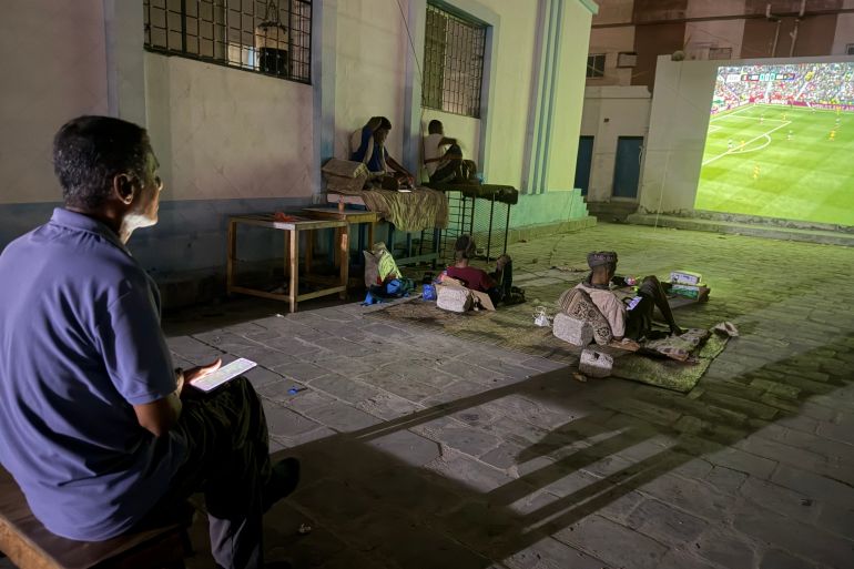 Jemenitische voetbalfan trotseert oorlog en armoede om elk WK te volgen Jemenitische voetbalfan trotseert oorlog en armoede om elk WK te volgen (Picture by: aljazeera.com)