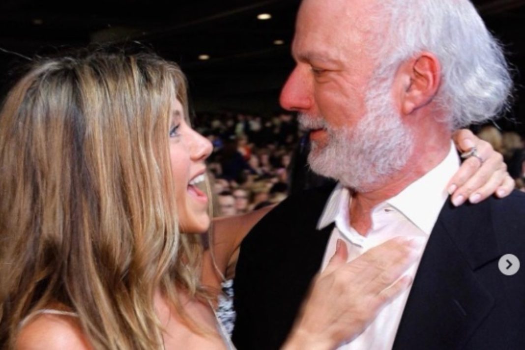 Jennifer Aniston eert ‘Friends’-regisseur James Burrows: ‘Hij was een vaderfiguur voor mij’ Jennifer Aniston eert 'Friends'-regisseur James Burrows: 'Hij was een vaderfiguur voor mij' (Picture by: variety.com)