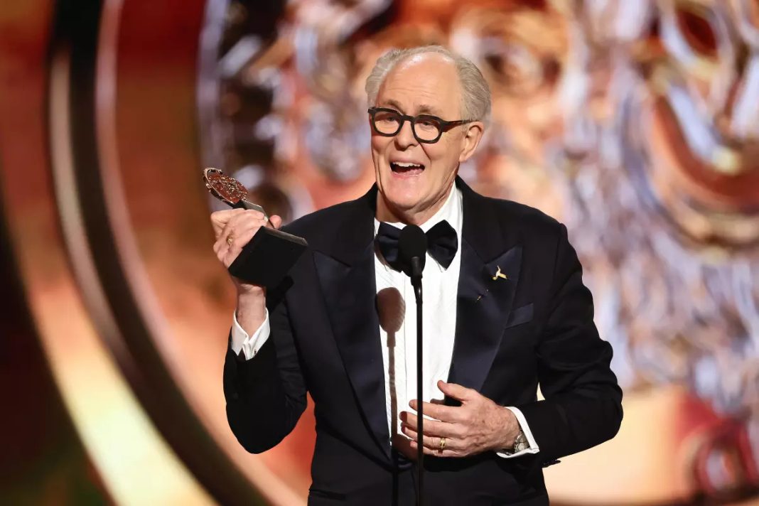 John Lithgow (80) maakt geschiedenis bij Tony Awards als oudste mannelijke winnaar (Picture by: variety.com)